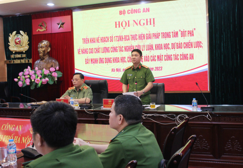 Đại tá Dương Đức Hải, Phó Giám đốc CATP phát biểu tại điểm cầu CATP Hà Nội Đại tá Dương Đức Hải, Phó Giám đốc CATP phát biểu tại điểm cầu CATP Hà Nội