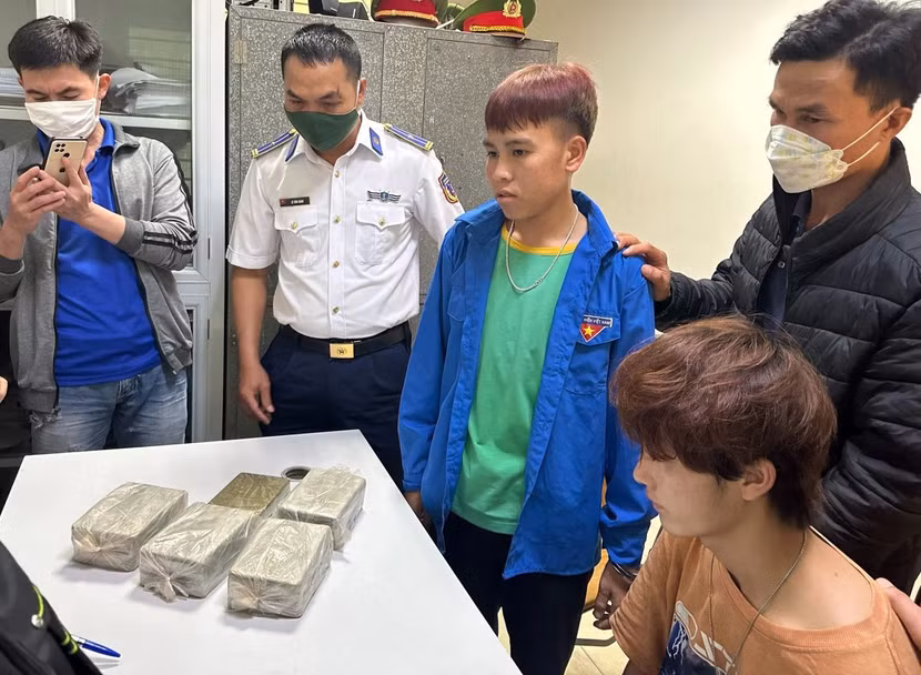 Lực lượng chức năng bắt giữ đối tượng cùng tang vật vụ án