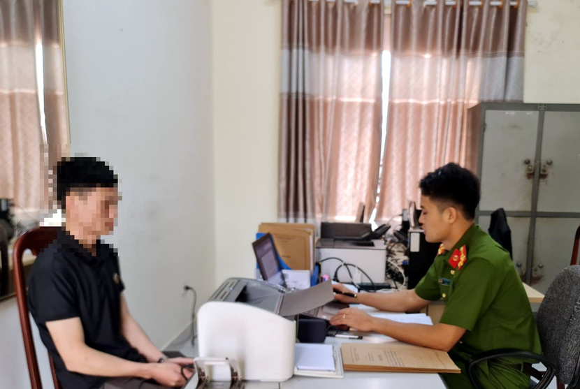 Ông L.V.N (ở Mường Than, huyện Than Uyên) tại cơ quan công an Ông L.V.N (ở Mường Than, huyện Than Uyên) tại cơ quan công an