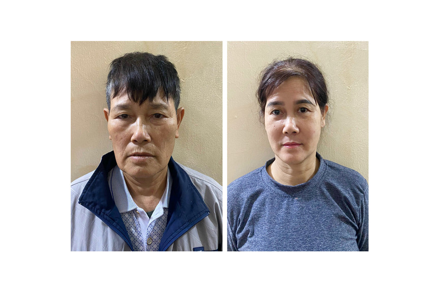 Hai người phụ nữ chở pháo nổ đi bán