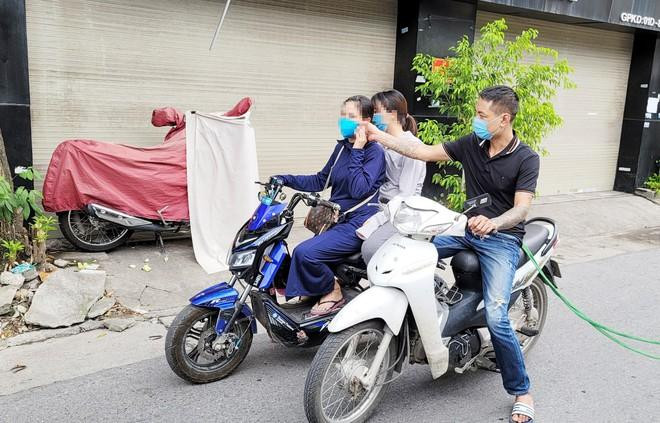 Đối tượng Đỗ Văn Tường thực nghiệm hiện trường hành vi cướp giật tài sản Đối tượng Đỗ Văn Tường thực nghiệm hiện trường hành vi cướp giật tài sản