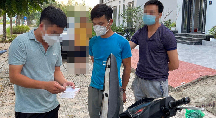 Đỗ Xuân Hoàn tại thời điểm bị tổ công tác CAP Xuân Phương tuần tra, mật phục bắt giữ Đỗ Xuân Hoàn tại thời điểm bị tổ công tác CAP Xuân Phương tuần tra, mật phục bắt giữ