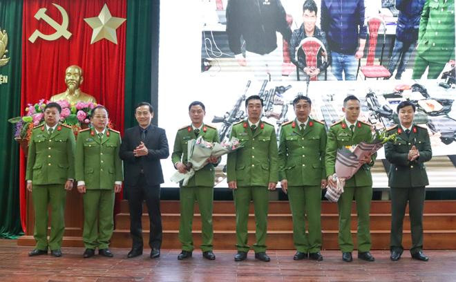 Đại tá Nguyễn Ngọc Vân, Giám đốc Công an tỉnh Sơn La và đồng chí Nguyễn Đức Toàn, Bí thư huyện ủy Vân Hồ tặng hoa chúc mừng Ban Chuyên án