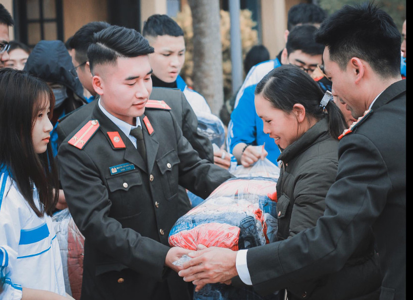 Vui mừng nhận món quà tình cảm của đoàn công tác