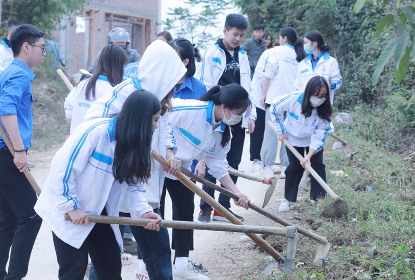 Rẫy cỏ làm con đường hoa tặng người dân trong xã
