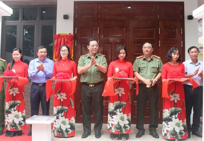 Đảng ủy Ban Giám đốc CATP luôn coi trọng công tác chính sách, đền ơn đáp nghĩa với CBCS. (Trong ảnh Thiếu tướng Nguyễn Hải Trung cùng lãnh đạo huyện Đan Phượng khánh thành nhà tình nghĩa tặng liệt sỹ CAND vào tháng 10-2020)