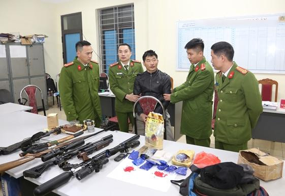 Lực lượng chức năng bắt giữ đối tượng cùng tang vật vụ án