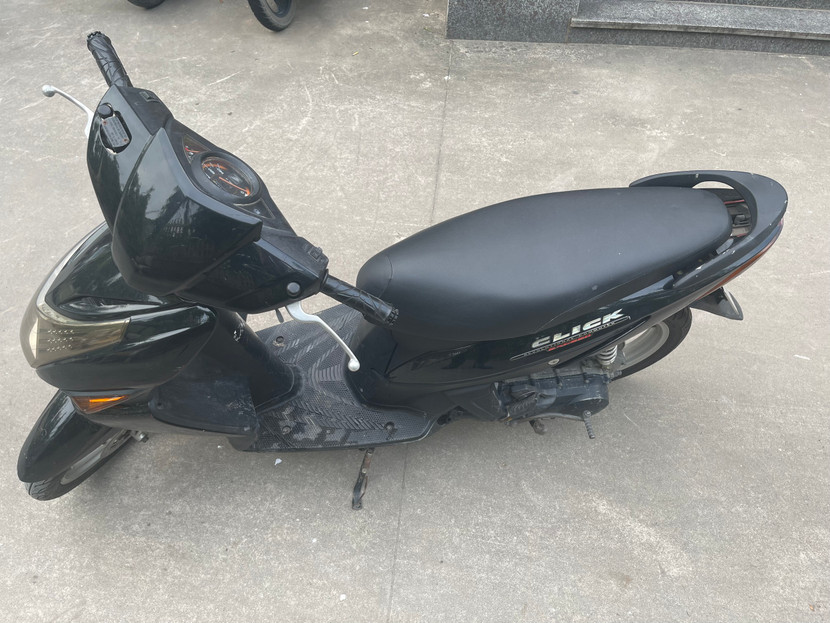 Chiếc xe máy nhãn hiệu Honda màu đen mang biển kiểm soát: 29V8-2796 Chiếc xe máy nhãn hiệu Honda màu đen mang biển kiểm soát: 29V8-2796