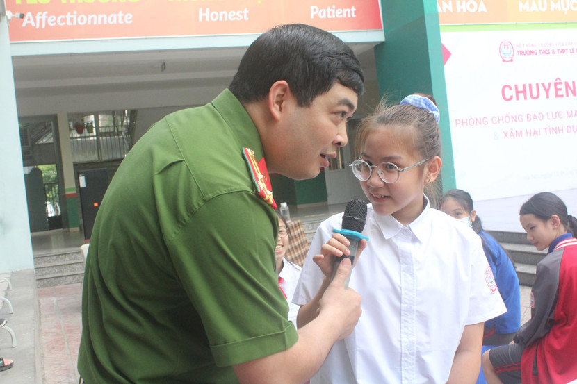 PGS. TS Nguyễn Minh Hiển, Trưởng khoa Nghiệp vụ cơ bản, Học viện Cảnh sát nhân dân trao đổi với học sinh hệ thống trường THCS và THPT Lê Quý Đôn, quận Nam Từ Liêm