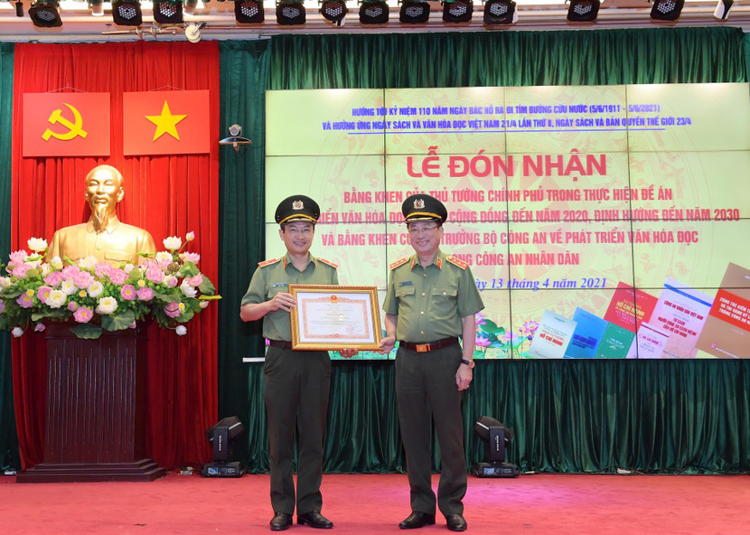 Thừa ủy quyền của Thủ tướng chính phủ, Thượng tướng Nguyễn Văn Thành trao Bằng khen của Thủ tướng Chính phủ cho Cục Công tác Đảng và công tác chính trị trong thực hiện Đề án phát triển văn hóa đọc trong cộng đồng Thừa ủy quyền của Thủ tướng chính phủ, Thượng tướng Nguyễn Văn Thành trao Bằng khen của Thủ tướng Chính phủ cho Cục Công tác Đảng và công tác chính trị trong thực hiện Đề án phát triển văn hóa đọc trong cộng đồng