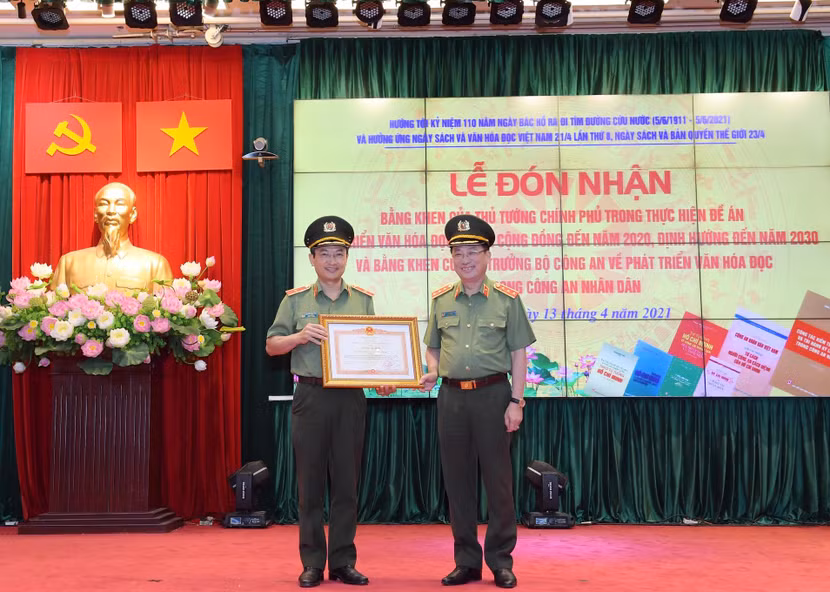 Thừa ủy quyền của Thủ tướng chính phủ, Thượng tướng Nguyễn Văn Thành trao Bằng khen của Thủ tướng Chính phủ cho Cục Công tác Đảng và công tác chính trị trong thực hiện Đề án phát triển văn hóa đọc trong cộng đồng Thừa ủy quyền của Thủ tướng chính phủ, Thượng tướng Nguyễn Văn Thành trao Bằng khen của Thủ tướng Chính phủ cho Cục Công tác Đảng và công tác chính trị trong thực hiện Đề án phát triển văn hóa đọc trong cộng đồng