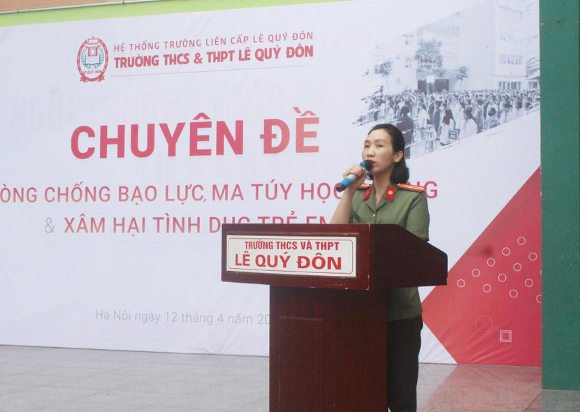 Thiếu tá Nguyễn Thị Tuyết, Phó Đội trưởng Đội An ninh CAQ Nam Từ Liêm phát biểu khai mạc buổi tuyên truyền