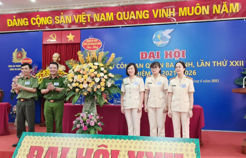 Đảng ủy, Ban chỉ huy CAQ Ba Đình tặng hoa chúc mừng Đại hội