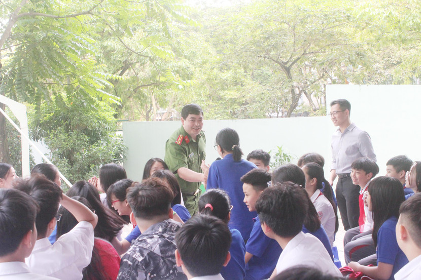 Học sinh nhà trường rất hào hứng trao đổi với báo cáo viên