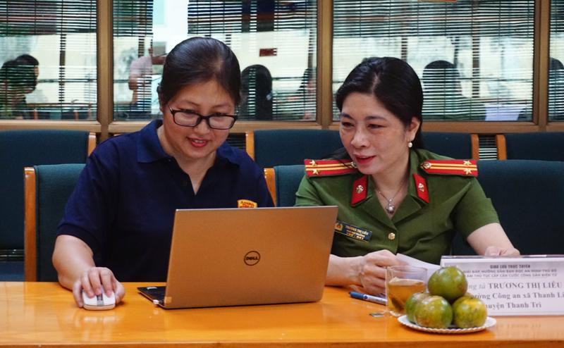 Trung tá Trương Thị Liễu tham gia giao lưu trực tuyến