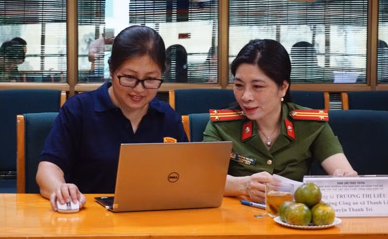 Trung tá Trương Thị Liễu tham gia giao lưu trực tuyến