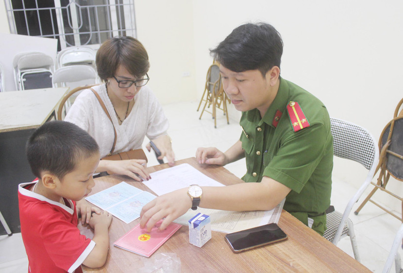 CSKV giúp đỡ công dân có con nhỏ đảm bảo việc cấp CCCD thuận lợi CSKV giúp đỡ công dân có con nhỏ đảm bảo việc cấp CCCD thuận lợi