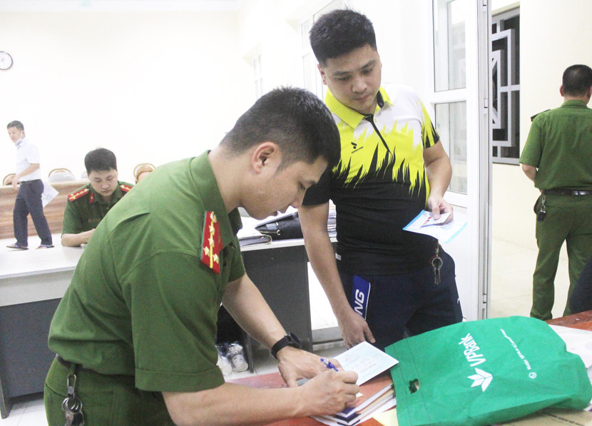 Hướng dẫn công dân để lại sổ hộ khẩu và số điện thoại để gọi khi đến lượt Hướng dẫn công dân để lại sổ hộ khẩu và số điện thoại để gọi khi đến lượt