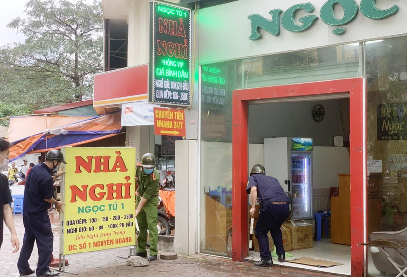 Thu giữ biển quảng cáo sai quy định