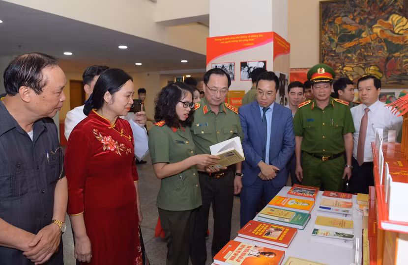 Các đại biểu tham quan triển lãm sách trong khuôn khổ chương trình Các đại biểu tham quan triển lãm sách trong khuôn khổ chương trình