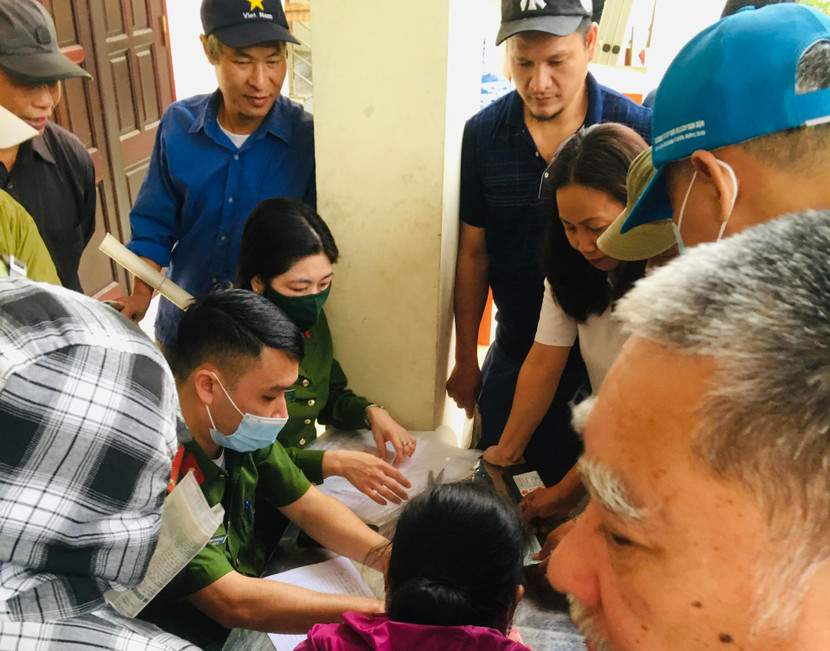 Trung tá Trương Thị Liễu, Phó Công an xã Thanh Liệt, huyện Thanh Trì cùng CBCS Công an xã phát phiếu đăng ký số thứ tự theo khung giờ để cấp CCCD tại điểm lưu động