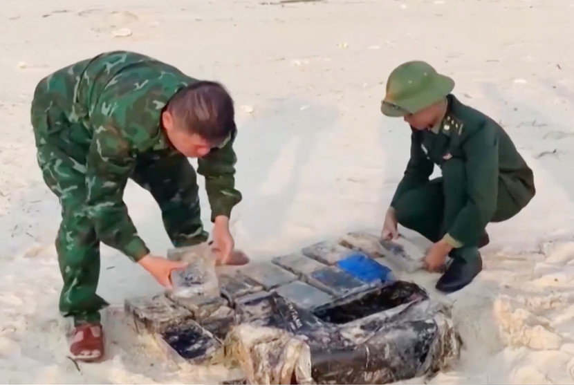 Lực lượng BĐBP phát hiện số lượng lớn ma túy thả trôi trên biển nhưng bên trong có gắn định vị
