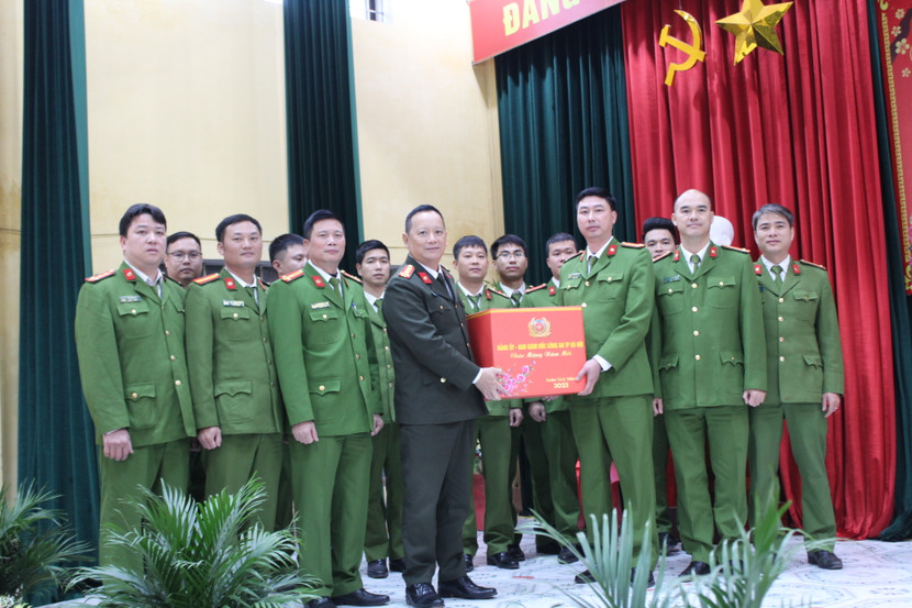 Tặng quà CBCS Công an xã Kim Lũ