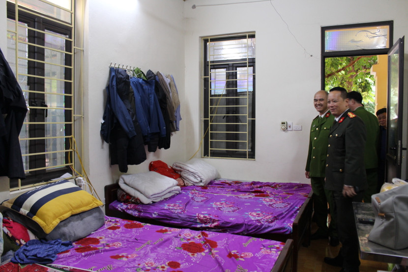 Đại tá Phạm Thanh Hùng thăm nơi ăn chốn ở của Công an xã Kim Lũ (huyện Sóc Sơn)