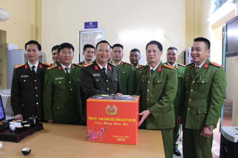 Đại tá Phạm Thanh Hùng, Phó Giám đốc CATP thăm, chúc Tết CBCS Công an xã Kiêu Kỵ (huyện Gia Lâm)