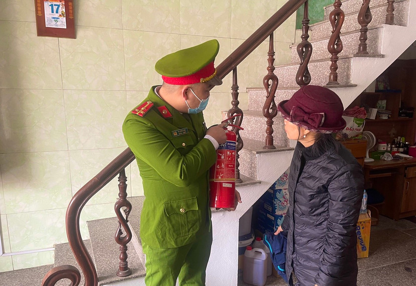 Hướng dẫn nhân dân tự kiểm tra và cách sử dụng bình chữa cháy xách tay