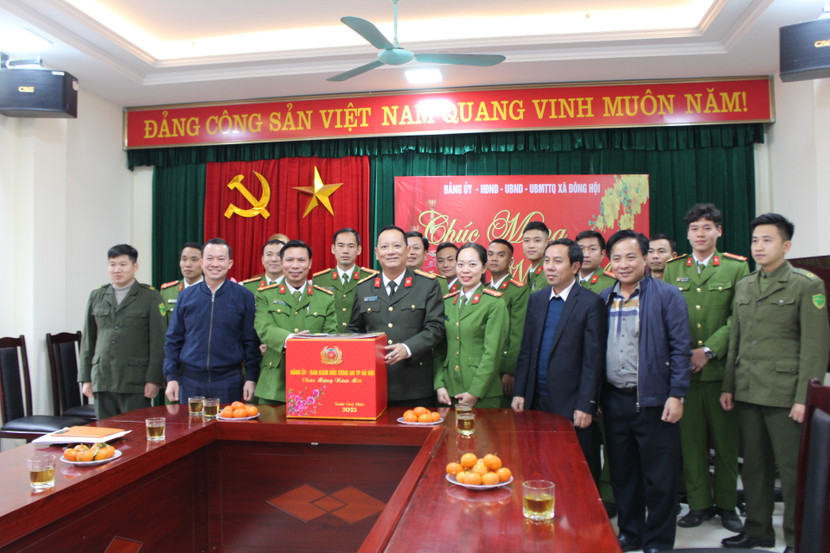 Thăm và chúc Tết CBCS Công an xã Đông Hội (huyện Đông Anh)...