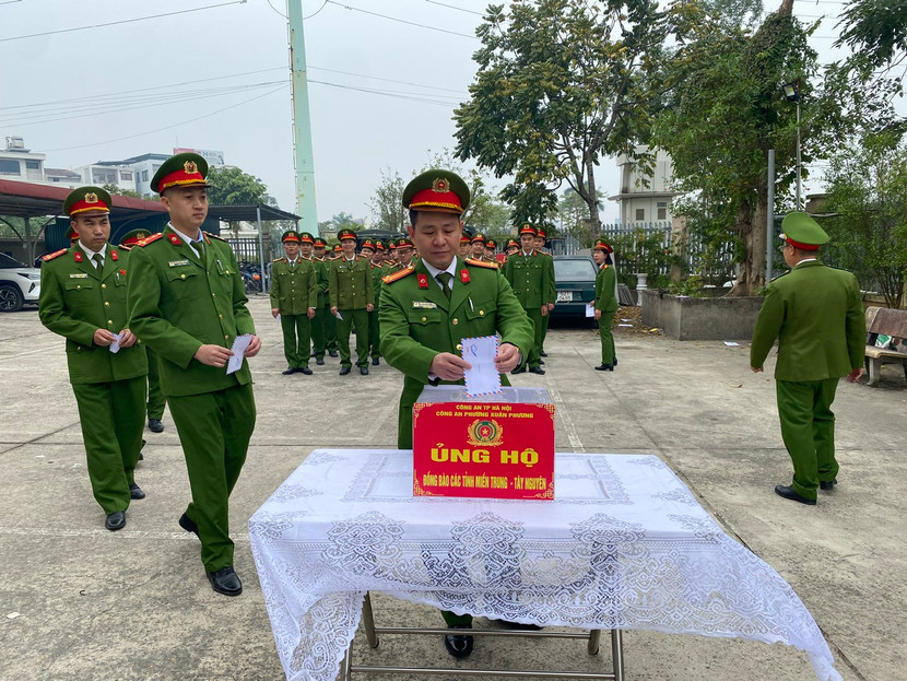 CBCS Công an phường Xuân Phương ủng hộ đồng bào miền Trung - Tây Nguyên bị thiệt hại do mưa bão