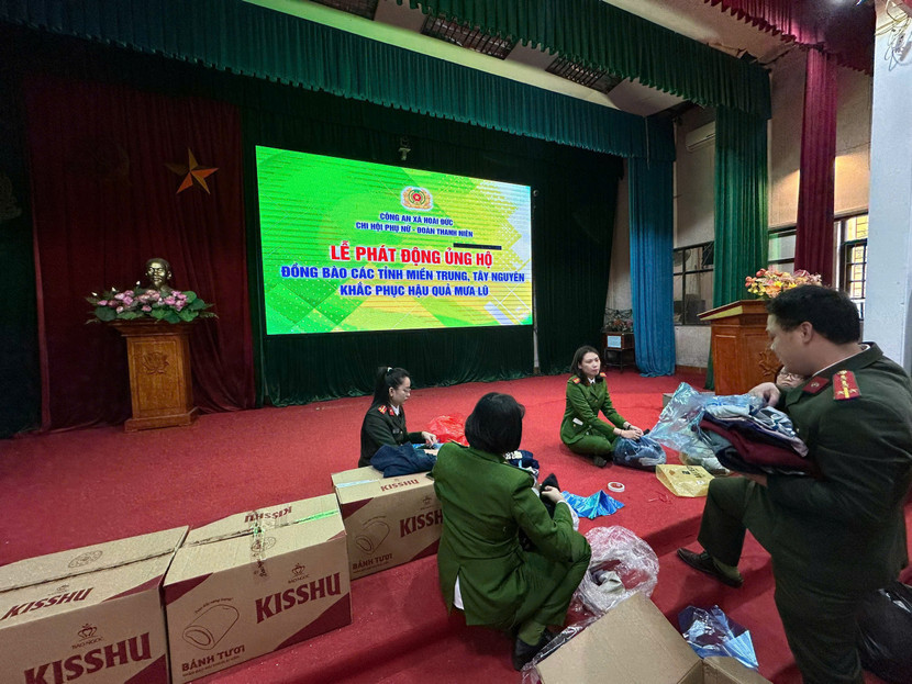 CBCS Công an xã Hoài Đức phân loại quần áo trước khi gửi tới đồng bào