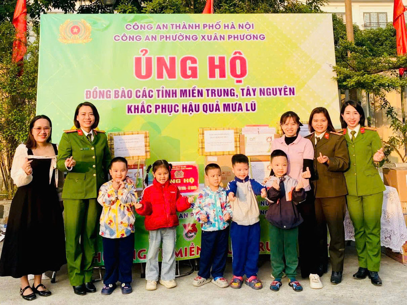 Các em học sinh hào hứng hưởng ứng phát động quyên góp của Công an phường Xuân Phương