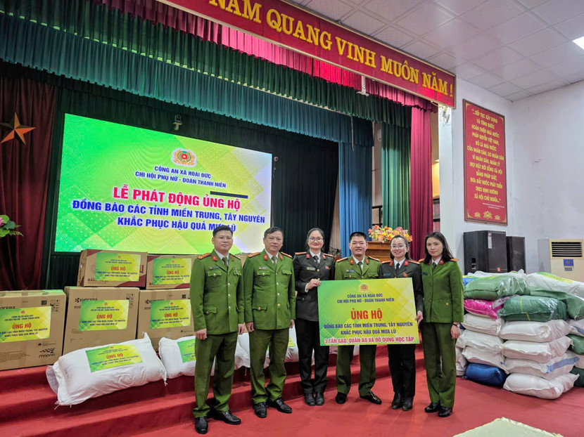 Ban Chỉ huy Công an xã Hoài Đức cùng Chi hội Phụ nữ, Đoàn Thanh niên chung tay ủng hộ đồng bào miền Trung - Tây Nguyên bị ảnh hưởng mưa bão