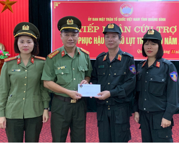 Thiếu tướng Nguyễn Ngọc Thanh - Phó Tư lệnh CSCĐ trao quà ủng hộ cho CBCS tại Công an tỉnh Quảng Bình