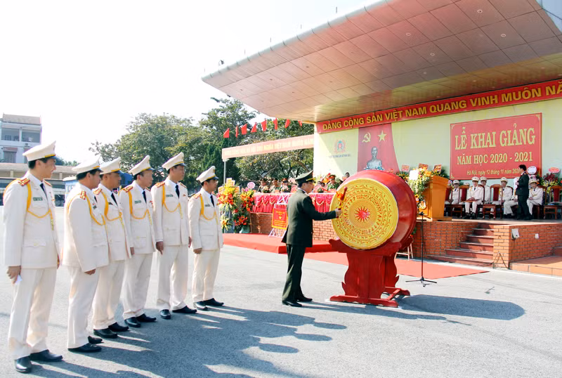 Thượng tướng Nguyễn Văn Thành đánh trống khai giảng năm học mới Thượng tướng Nguyễn Văn Thành đánh trống khai giảng năm học mới