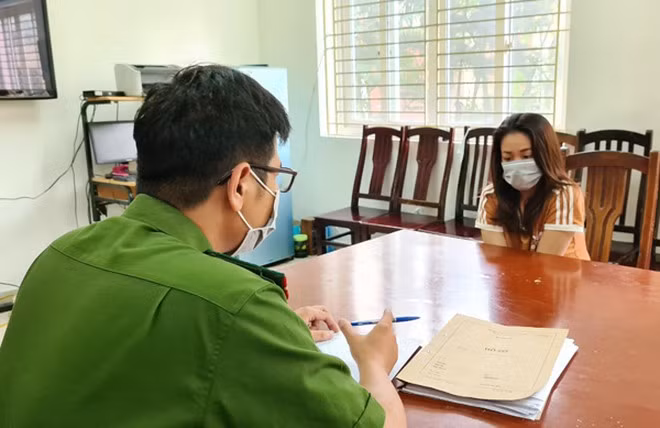 Cơ quan CSĐT - CAQ Nam Từ Liêm ghi lời khai đối tượng lừa đảo chiếm đoạt qua 'mạng'