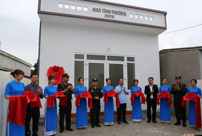 Cắt băng khánh thành nhà tình nghĩa Cắt băng khánh thành nhà tình nghĩa