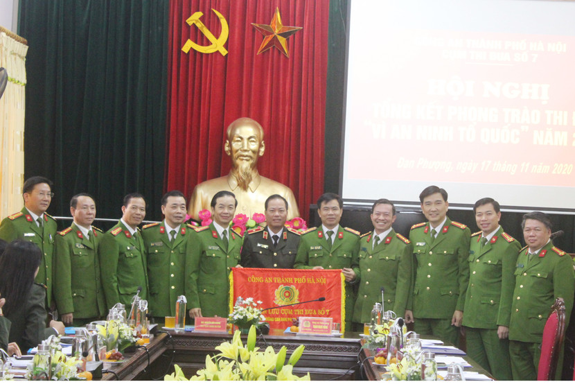 Bàn giao cờ luân lưu đơn vị Cụm trưởng Cụm thi đua số 7 cho Công an thị xã Sơn Tây Bàn giao cờ luân lưu đơn vị Cụm trưởng Cụm thi đua số 7 cho Công an thị xã Sơn Tây