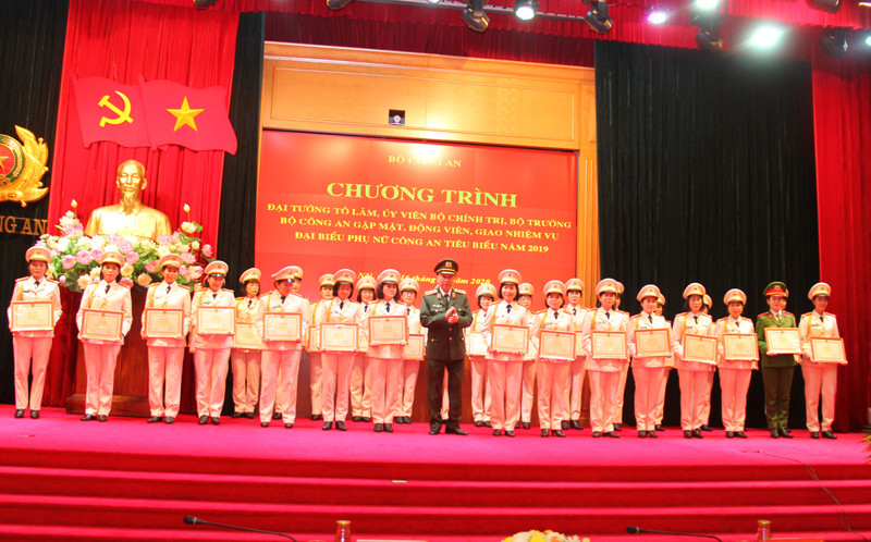 Bộ trưởng Tô Lâm trao Bằng khen của Bộ Công an tặng 31 nữ CBCS được nhận danh hiệu Phụ nữ Công an tiêu biểu năm 2019