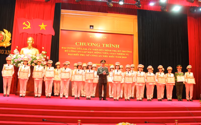 Bộ trưởng Tô Lâm trao Bằng khen của Bộ Công an tặng 31 nữ CBCS được nhận danh hiệu Phụ nữ Công an tiêu biểu năm 2019