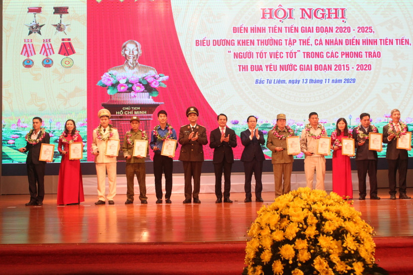 Đại diện Cục Xây dựng phong trào bảo vệ An ninh Tổ quốc, Thành ủy Hà Nội và quận Bắc Từ Liêm trao danh hiệu điển hình tiên tiến trong phong trào phòng chống tội phạm quận Bắc Từ Liêm cho 10 cá nhân