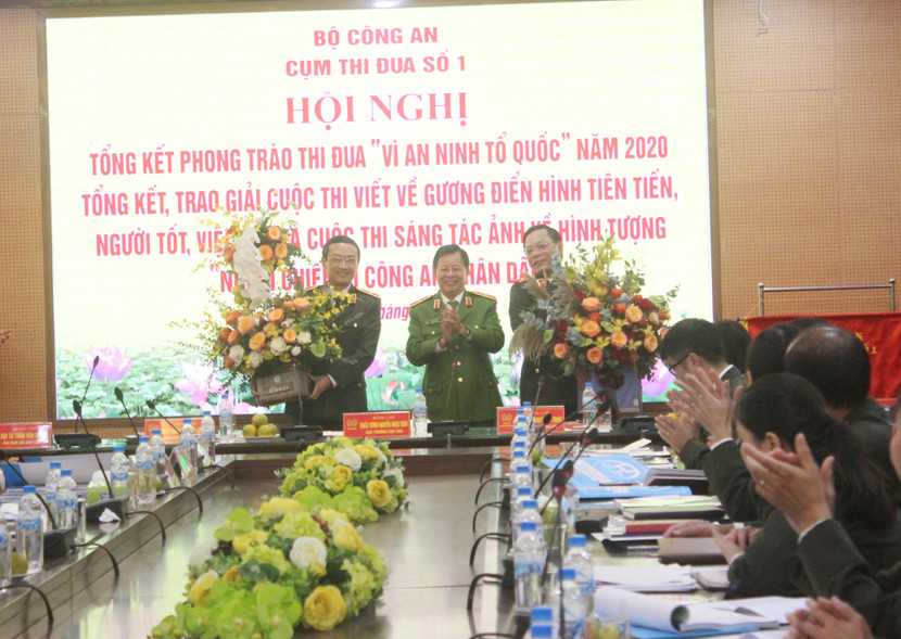 Thiếu tướng Nguyễn Thành Tài, Phó Giám đốc Công an thành phố Hồ Chí Minh tặng hoa chúc mừng Thiếu tướng Nguyễn Ngọc Toàn, Cục trưởng Cục Công tác Đảng và công tác chính trị và Thiếu tướng Nguyễn Hải Trung, Giám đốc Công an thành phố Hà Nội vừa được bổ nhiệm chức danh Cục trưởng và Giám đốc CATP Hà Nội Thiếu tướng Nguyễn Thành Tài, Phó Giám đốc Công an thành phố Hồ Chí Minh tặng hoa chúc mừng Thiếu tướng Nguyễn Ngọc Toàn, Cục trưởng Cục Công tác Đảng và công tác chính trị và Thiếu tướng Nguyễn Hải Trung, Giám đốc Công an thành phố Hà Nội vừa được bổ nhiệm chức danh Cục trưởng và Giám đốc CATP Hà Nội