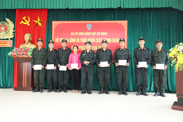 Trung tướng Phạm Quốc Cương, Tư lệnh Bộ Tư lệnh Cảnh sát cơ động tặng quà cho các gia đình CBCS Cảnh sát cơ động gặp thiệt hại do bão lũ