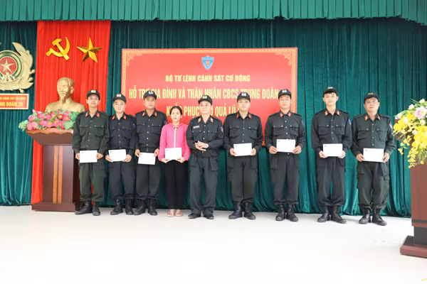 Trung tướng Phạm Quốc Cương, Tư lệnh Bộ Tư lệnh Cảnh sát cơ động tặng quà cho các gia đình CBCS Cảnh sát cơ động gặp thiệt hại do bão lũ