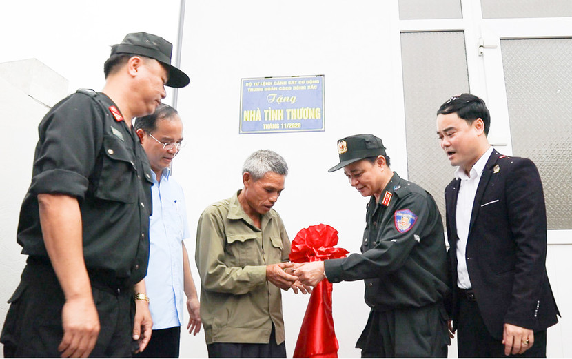 Trung tướng Phạm Quốc Cương, Tư lệnh Bộ Tư lệnh Cảnh sát cơ động trao tặng chìa khóa cho ông Đinh Văn Huynh Trung tướng Phạm Quốc Cương, Tư lệnh Bộ Tư lệnh Cảnh sát cơ động trao tặng chìa khóa cho ông Đinh Văn Huynh