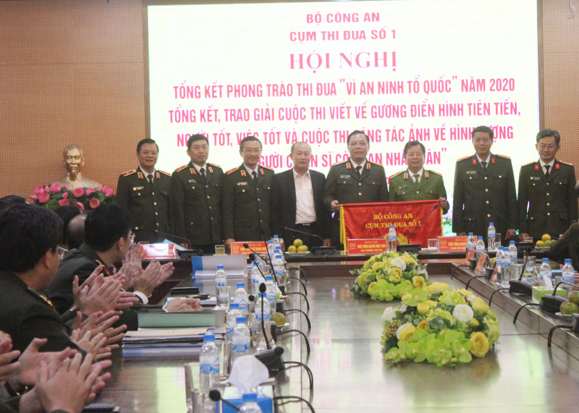 Bàn giao Cờ luân lưu đơn vị Cụm trưởng từ CATP Hà Nội sang CATP. HCM, đơn vị Cụm trưởng Cụm thi đua số 1 - Bộ Công an Bàn giao Cờ luân lưu đơn vị Cụm trưởng từ CATP Hà Nội sang CATP. HCM, đơn vị Cụm trưởng Cụm thi đua số 1 - Bộ Công an