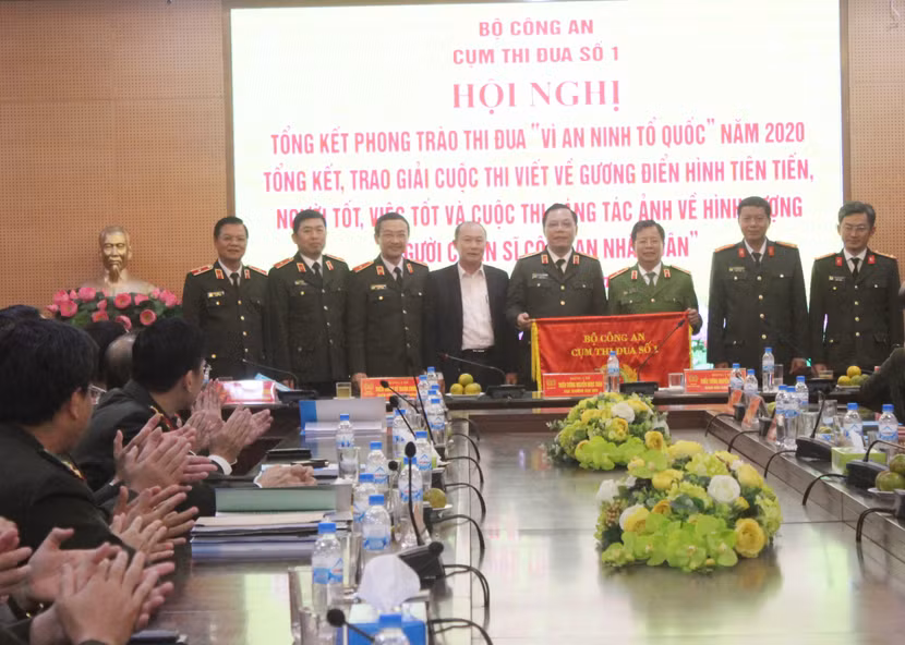 Bàn giao Cờ luân lưu đơn vị Cụm trưởng từ CATP Hà Nội sang CATP. HCM, đơn vị Cụm trưởng Cụm thi đua số 1 - Bộ Công an