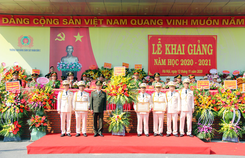 Thượng tướng Nguyễn Văn Thành tặng hoa và Bằng khen của Bộ Công an cho các cá nhân có thành tích của nhà trường